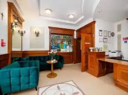 Вид на ресепшн от входа