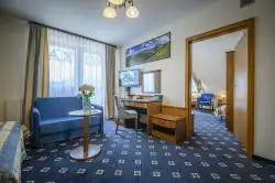 Номер с кроватями и диваном