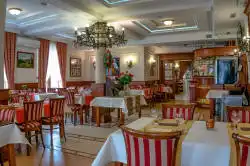 Столовая с видом на вход