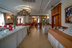 Столовая с видом на вторую комнату